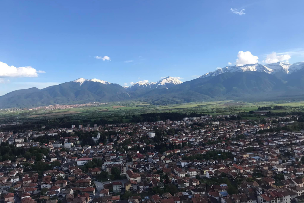 гледка от Панорамна алея Стъпалата към Банско, Разлог и Пирин планина