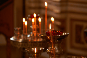 запалени свещи в църква в Разлог
