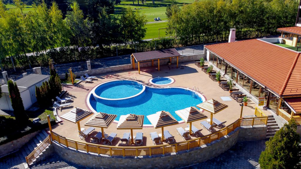 басейна на хотел Балкан Джуъл