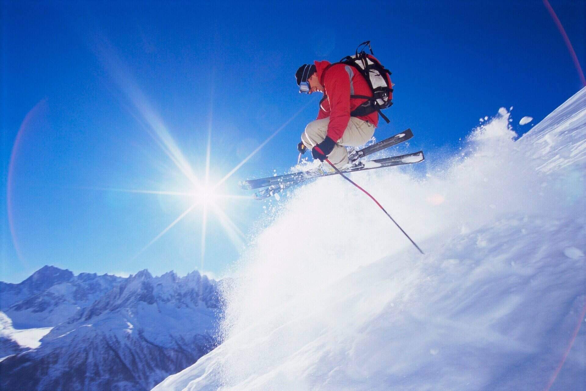 Мъж кара ски