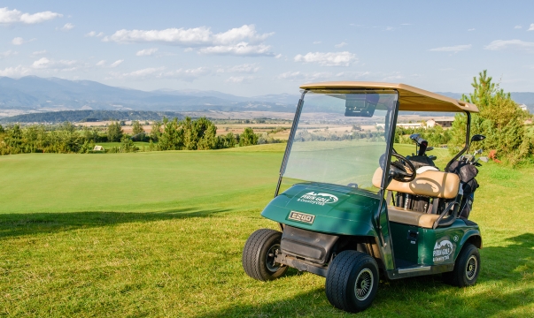 количка за голф на тревата