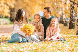 семейство, наслаждаващо се на семейна почивка през есента в планината