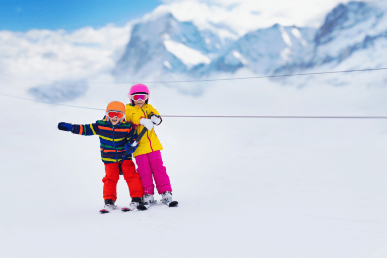 деца по време на ски почивка Банско